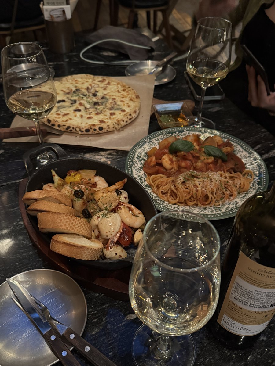 yeelloow7's tweet photo. 📍다이어메이커 문래

꽤 큰 엘피바인데 고르곤졸라 피자가 맛있고 와인도 맛있고… 분위기도 맛있음 신청곡 넣으면 틀어줘서 좋앗음 사람도 많이 없고 인스타에 자꾸 뜨길래 가봤는데 꽤 만족스러웟다는.. https://t.co/kUnvoUzTJl