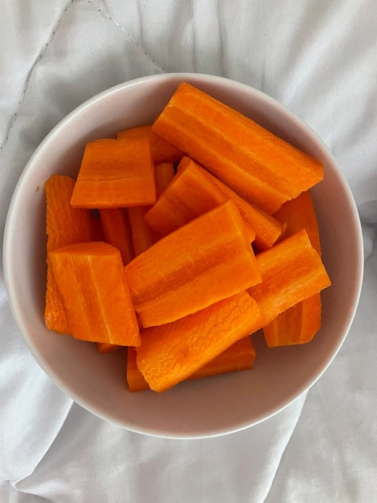 improvingnox's tweet photo. ALIMENTOS QUE TE AYUDAN A MANTENER UNA PIEL MÁS LIMPIA

1. ZANAHORIAS https://t.co/nBRYWtSJVa