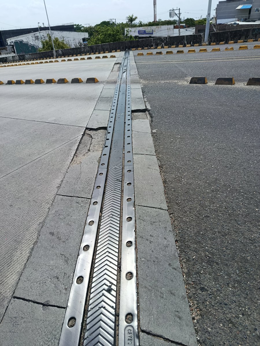 lufechaca's tweet photo. @jorgecura1070 @AtlanticoEmi @elheraldoco @AlejandroChar @alcaldiabquilla hablando de obras, ojo con el puente de la Murillo con la 21. Las juntas presentan desgaste y huecos. Ojo con la movilidad diaria pesada de @transmetrobaq. Nos esperen el ayayay... https://t.co/OFHqTbFjCQ