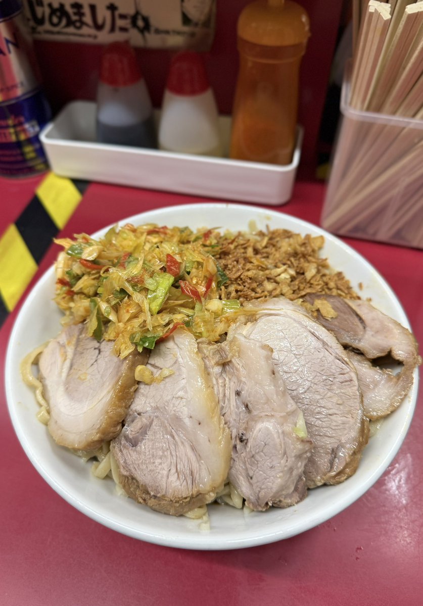 gacha_ramens's tweet photo. ラーメン二郎 中山駅前店

つけ味冷や汁なし
大 ぶた5枚
ﾄｸﾍﾞﾁｭ

これが…オアシスなのか…！！ https://t.co/vgUSbktZtz