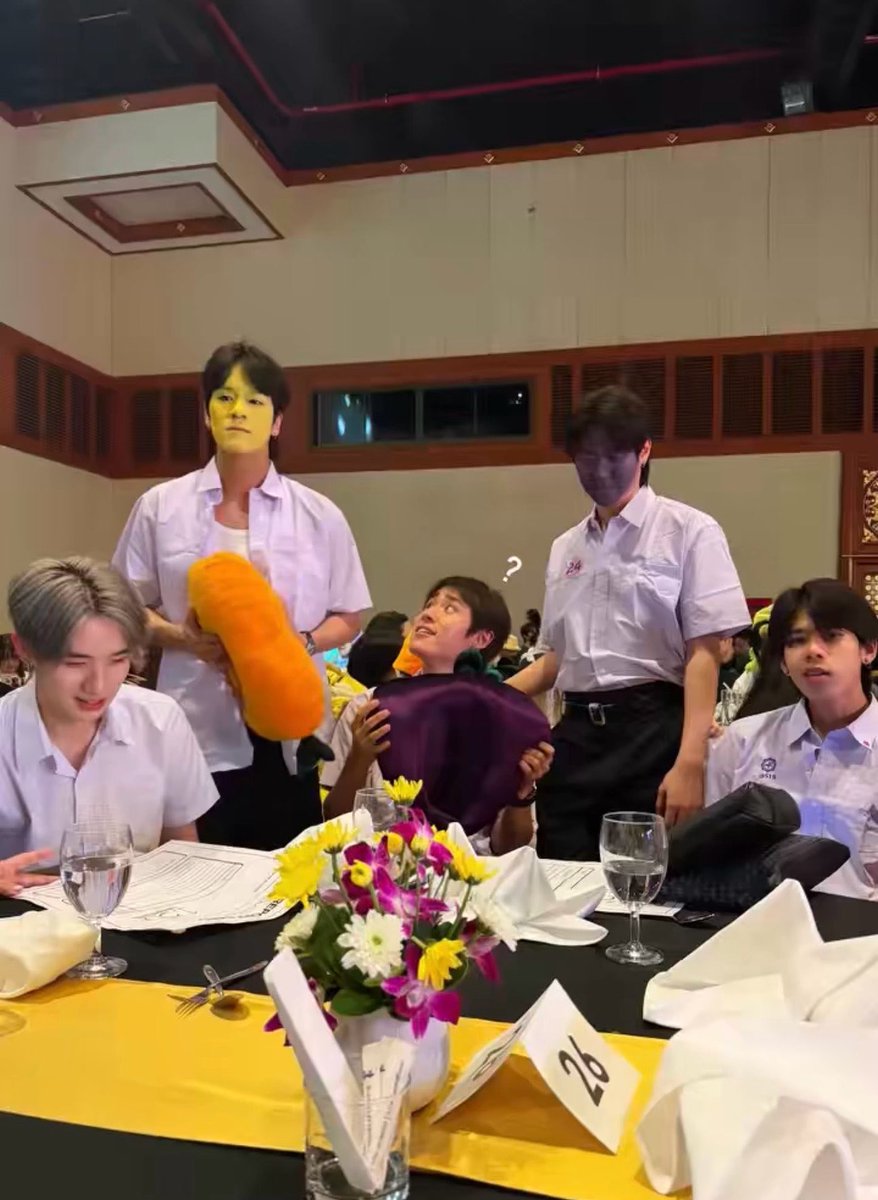 JKBW18's tweet photo. เมื่อไลแคนเจอพี่แจ๊คกี้ ออร่าเหมือนกัน แต่คนละแบบ 5555555555 

         พจกโหมดสว่าง 💡              พจกโหมดมืด 🌚
 
คนสว่างกลายเป็นพี่นนนแทน ไลแคนช็อคing x2 😂🤣
#GmmtvOuting2026  #JackieJackrin
#mynameisnanon  #LYKN https://t.co/rRYxmXJoz5 https://t.co/B7c50nhZAp