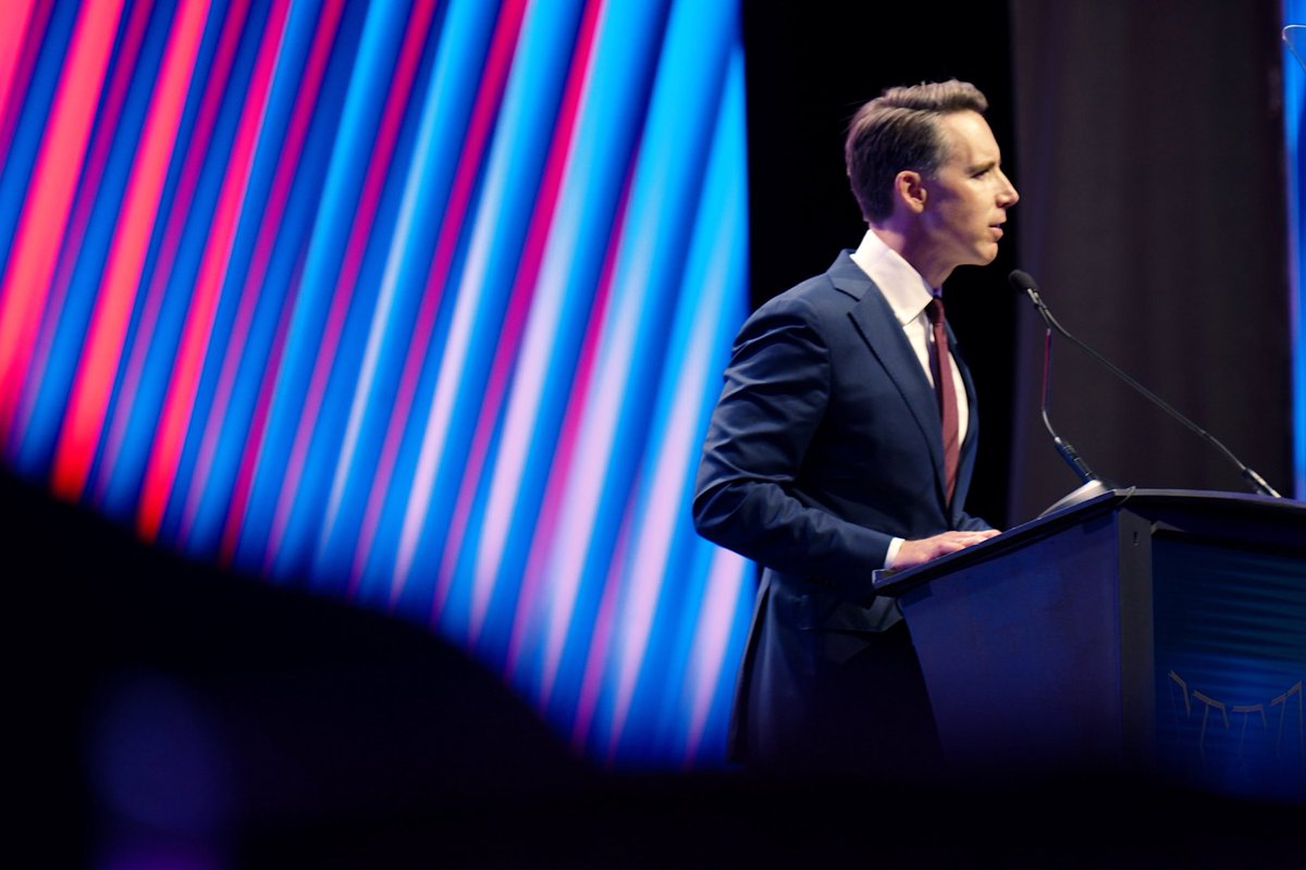 HawleyMO's tweet photo. It is right to pay a working man what he deserves and to fight for an economy of right and wrong

If the @Teamsters are strong for another 123 years, I’m sure America will be strong for another 250 https://t.co/sbS1x1nUrN