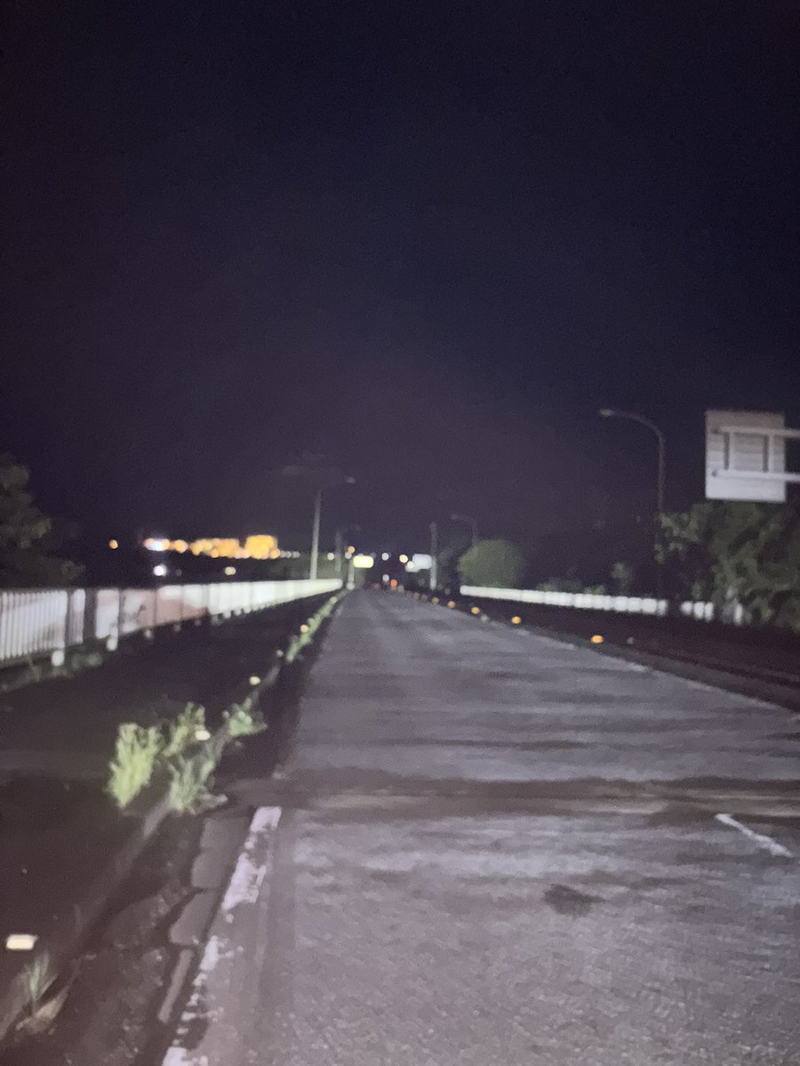 buchi_vrc's tweet photo. タクで飯いったら帰りのタクなくて街灯ない道を45分歩いて帰ってます、ひどすぎる前世で人でも殺しちゃったかな https://t.co/oJNUg8IUp3