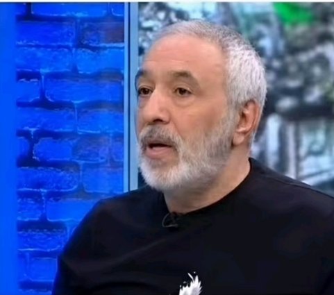 Siziiyiedecegim's tweet photo. @acunilicali bu tip adamları ekrana çıkarıp bir genç kızı ve ailesini milyonların karşısında tv ekranında hakaret edecek hakkı kim veriyor. Murat Arı denen bu şahısın yaptığı saygınlık kabul edilecek türden değil. Haddini aşıyor ve bir an önce bunu ekranlardan alın. @tv8 https://t.co/2gmFAFWfTn