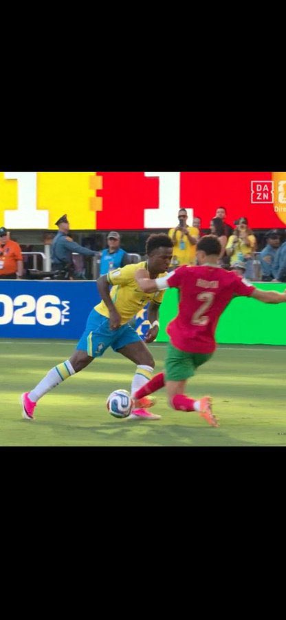 Pulqueowo's tweet photo. @Jr_Edu10 @enel2000tambien No se trata de eso, se trata de que el contacto no es suficientemente fuerte como para echarlo y no es el único partido en el que ha sucedido algo similar en el mundial 👇 https://t.co/DazhuqjyaP