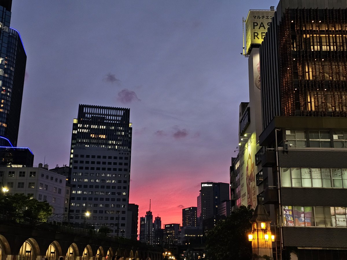 DadBodTrap's tweet photo. A Tokyo sunset 😍 https://t.co/DqWhrfipXj