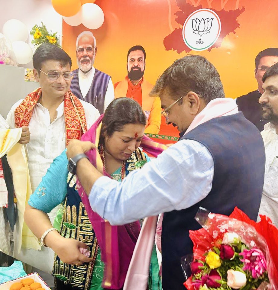 SantoshRanjan_'s tweet photo. @BJP4Bihar की नवनियुक्त प्रदेश महामंत्री श्रीमती प्रीति शेखर जी के पदभार ग्रहण समारोह में सम्मिलित होकर उन्हें नए सांगठनिक उत्तरदायित्व के लिए हार्दिक बधाई एवं आत्मीय शुभकामनाएँ दीं।

जमीनी स्तर पर संगठन को सींचने से लेकर प्रदेश महामंत्री के इस गरिमामयी पद तक का यह सफर आपकी लगन, निस्वार्थ सेवा और परिश्रम की पराकाष्ठा का जीवंत उदाहरण है।

आपके यशस्वी कार्यकाल के लिए अनंत मंगलकामनाएँ.
#जय_महादेव