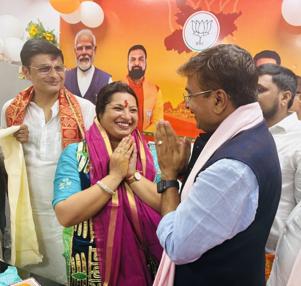 SantoshRanjan_'s tweet photo. @BJP4Bihar की नवनियुक्त प्रदेश महामंत्री श्रीमती प्रीति शेखर जी के पदभार ग्रहण समारोह में सम्मिलित होकर उन्हें नए सांगठनिक उत्तरदायित्व के लिए हार्दिक बधाई एवं आत्मीय शुभकामनाएँ दीं।

जमीनी स्तर पर संगठन को सींचने से लेकर प्रदेश महामंत्री के इस गरिमामयी पद तक का यह सफर आपकी लगन, निस्वार्थ सेवा और परिश्रम की पराकाष्ठा का जीवंत उदाहरण है।

आपके यशस्वी कार्यकाल के लिए अनंत मंगलकामनाएँ.
#जय_महादेव