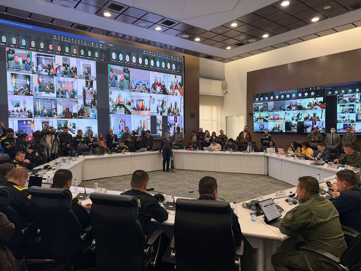 GaulaPolicia's tweet photo. En la Dirección General de la @PoliciaColombia fue instalado el Puesto de Mando Unificado (PMU), desde donde se articulan capacidades institucionales para anticipar riesgos y garantizar unas elecciones seguras, transparentes y en tranquilidad para todos. #VotoSeguro https://t.co/Y8BSGVq81h