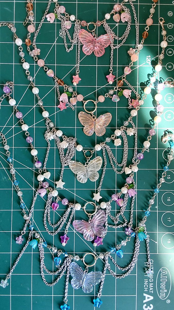 melancholicat_'s tweet photo. Selam🌟
Küçük işletmeme yepyeni el yapımı kolyeler ekledim💗 İncelemek ve satın almak isterseniz linki aşağıya bırakıyorum 🌸 https://t.co/PZDyKVPwW7