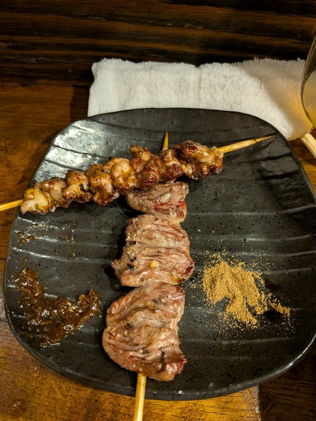 rocksan3's tweet photo. 本日より出張で横浜に来ております。野毛のおいしい焼き鳥、バーで大満足。4.5Lのウイスキー瓶、かなりのビンデージらしい。美味しく、会話も楽しく飲ませて頂きました。いい街だなー
明日からしっかり勉強して、土曜日以降にパラレル超・神髄配信します！ https://t.co/Nd8zxCJL6O