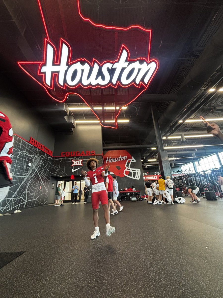 Chanceg23_'s tweet photo. Behind the scenes from @vypehouston at @UHCougarFB 

Great day in the H 

#Safety #WR #TomballHighSchool #TexasFootball #Classof2027

@MickensJay @TheProtectUCrew @chasek_52 @handal_dave @THS__athletics @FootballTomball @loganp_m @TheJakeWilis @JayArnoldTX https://t.co/ZfRXbtvBZN