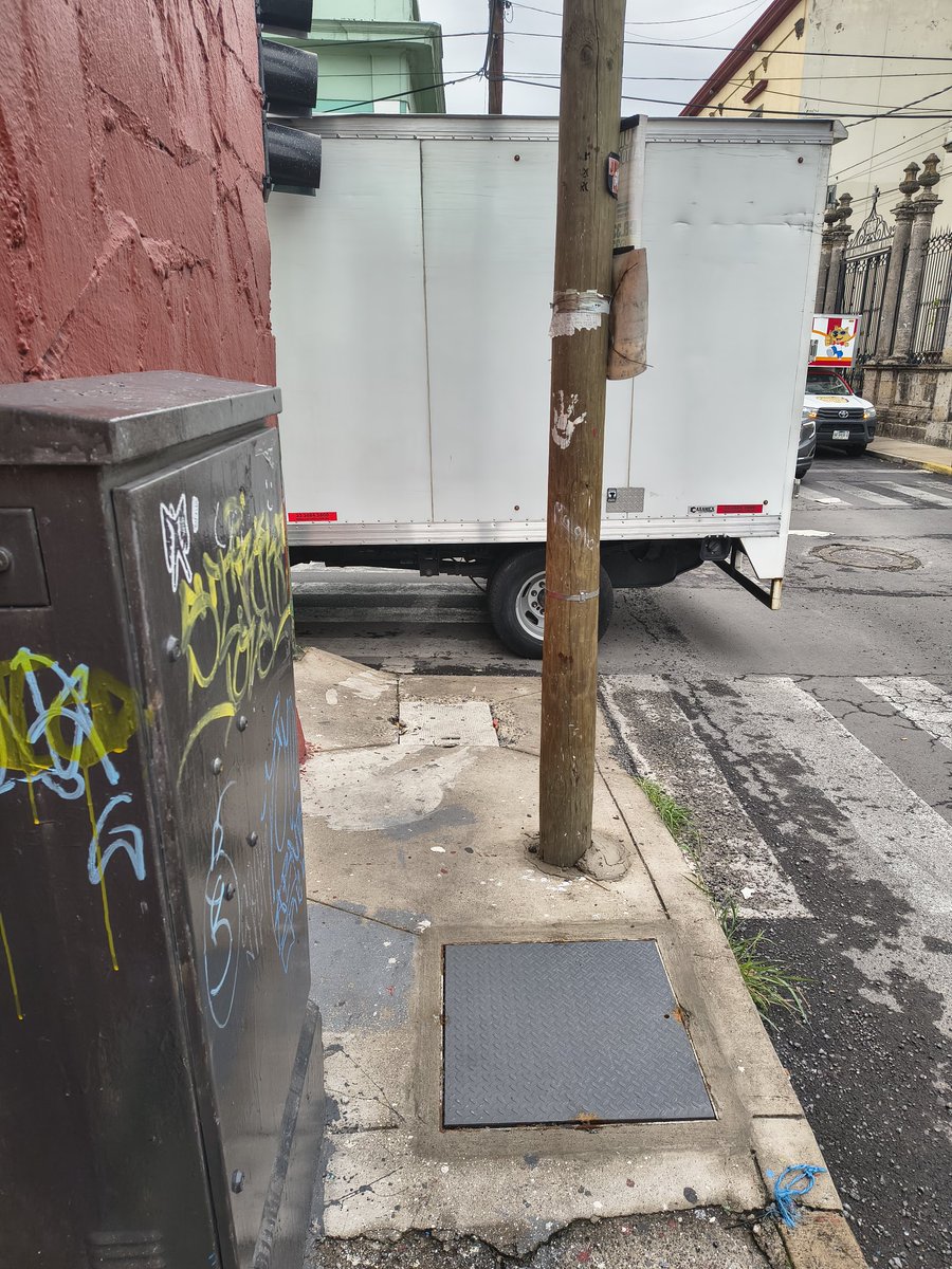 AlbertoGLopezR's tweet photo. @GdlMovilidad una camioneta del DIF en pleno paso peatonal en General Arteaga esquina Contreras Medellín, en el centro de Guadalajara. https://t.co/H25DyFd1qy