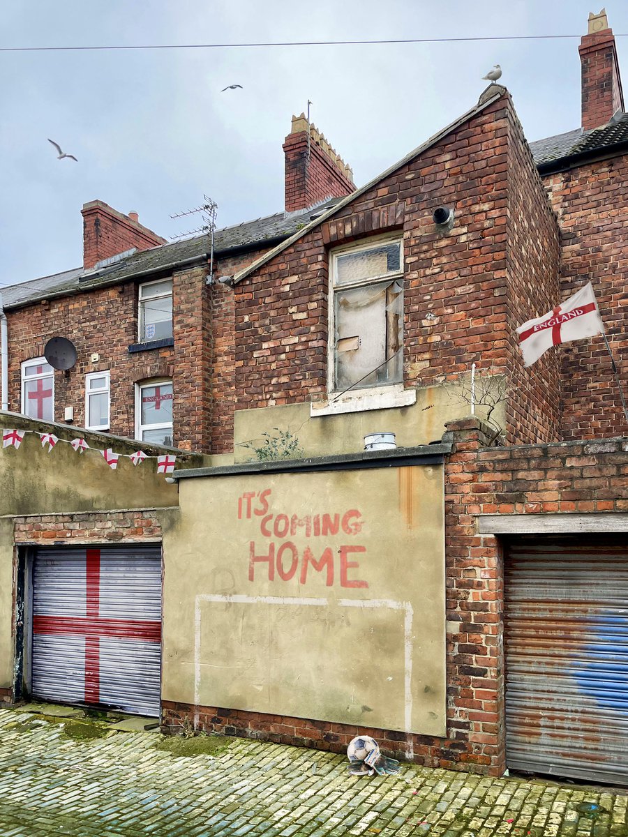 dbeattie22's tweet photo. ‘It’s Coming Home’ The power of ‘the game’ to bring the country together in seemingly challenging times ⚽️🏴🏆 #WorldCup #England #UrbanLandscape #DocumentingBritain #UKPhotography https://t.co/lzzM3vYIW6