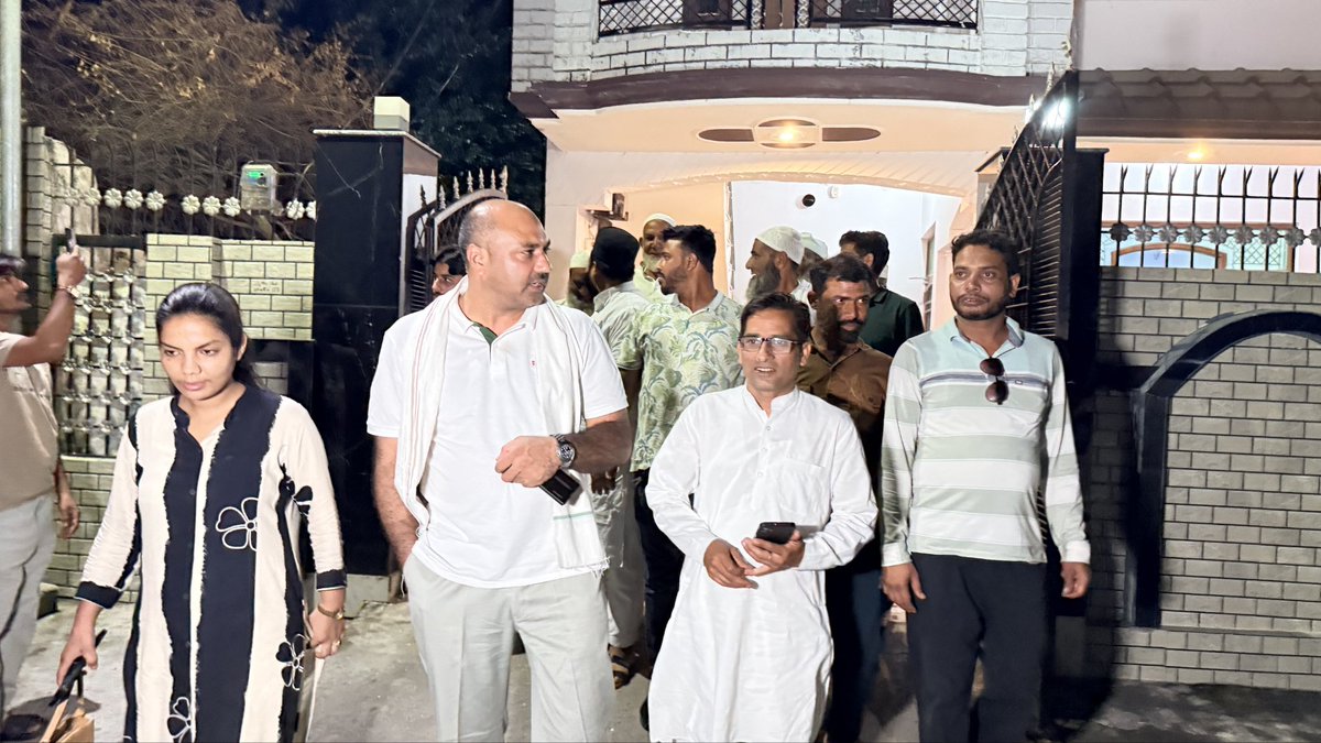 azadaliuk's tweet photo. विधानसभा भगवानपुर के ग्राम मोहितपुर में जन अधिकार पार्टी (जनशक्ति) की एक महत्वपूर्ण बैठक का आयोजन मुस्तकीम उर्फ छोटा जी के आवास पर पार्टी के जिला महासचिव युवा आजम गौड़ जी के नेतृत्व में किया गया। बैठक में क्षेत्र की जनसमस्याओं, युवाओं को संगठन से जोड़ने, गांव-गांव तक पार्टी की विचारधारा पहुंचाने तथा जनता के हितों से जुड़े मुद्दों को मजबूती से उठाने पर विस्तृत चर्चा की गई। साथ ही आगामी समय में संगठन को और अधिक मजबूत बनाने तथा क्षेत्र में जनसंपर्क अभियान को गति देने पर भी विचार-विमर्श किया गया।
बैठक में क्षेत्र के गणमान्य लोगों में इंतजार अली जी, मरगूब डीलर जी, हाजी इमरान जी, मोहम्मद मोहसिन जी, शाहबुल जी, आजम जी, इबादुर जी, समीम जी, अनीश जी सहित अनेक सम्मानित व्यक्ति उपस्थित रहे।
इस अवसर पर पार्टी के जिला अध्यक्ष रुड़की हरिद्वार नदीम अहमद जी, डॉ. गरिमा जी (जिला उपाध्यक्ष रुड़की), सलमान जी (विधानसभा अध्यक्ष मंगलौर), आरिफ जी, रहमत अली जी सहित पार्टी के अन्य पदाधिकारी एवं कार्यकर्ता भी मौजूद रहे।
