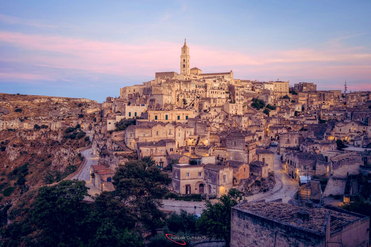 ChristIsComing5's tweet photo. Thank you heavenly Father for the new day! 

Golden Hour, Matera, Italy https://t.co/eB3kNEZKEK