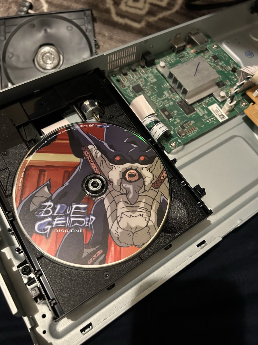 Tomato_Conv's tweet photo. Kept a broken blu ray player for a long while cause I knew this guy was trapped in there. https://t.co/DNQQw8DaAG