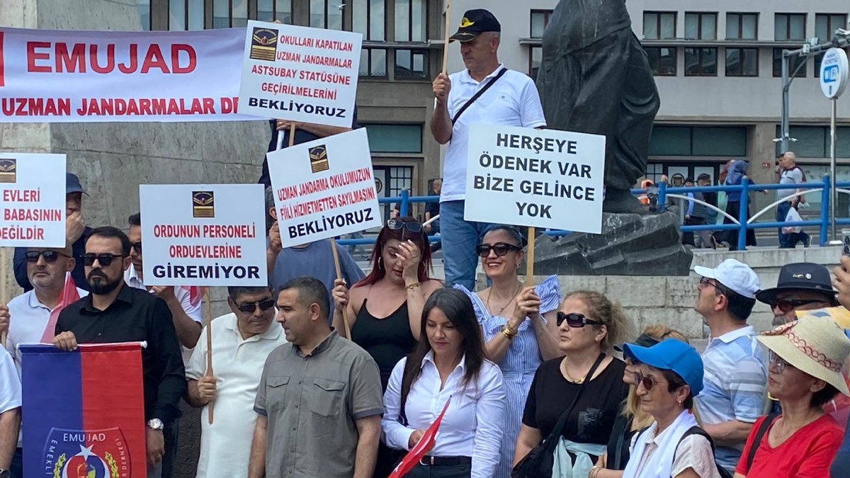 cumhuriyetgzt1's tweet photo. Emekli astsubay ve uzmanlardan iktidara: 'Verdiğiniz sözleri ne zaman tutacaksınız?'
https://t.co/5x7FRdVb7B https://t.co/y2kJDlzdiw