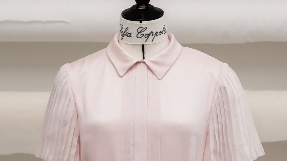 glirttery's tweet photo. sofia coppola’s custom chanel dress for her bal d’été at the musée des arts décoratifs https://t.co/e9jZDbCwKG