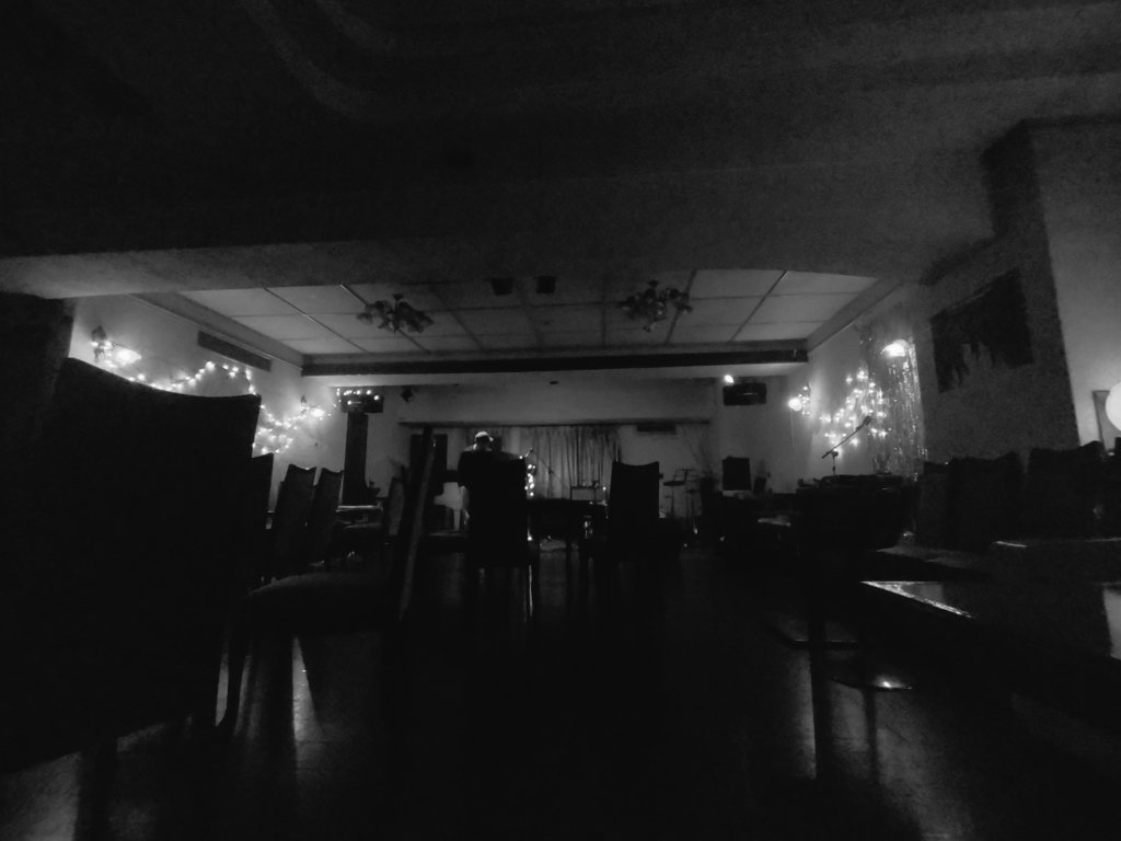 torako08's tweet photo. 夜久一は旅芸人だと思った。年単位で会っていなかったけれど、元気そうなのは声を聴けばわかる（偉そう）。生きて行くことって云うのは、やはりほんの少し寂しさの方が勝つんじゃないかなと思った。2部も圧巻だったよ。高岡さんのチューバの包容と倍音、お酒よもや話でほろり。またよろしくです。よ https://t.co/HCvZvJhuBW