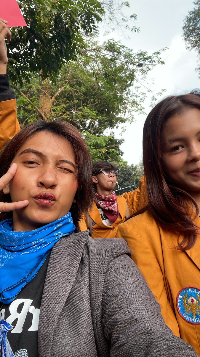 decewon's tweet photo. Si Dece mah da geus biasa kamana mana sorangan ge. Ngke ketemu batur geus pasti. Ka gunung sorangan ge bae,ke hutan sorangan bae,tiap demo oge ya sorangan Ngke ngegabung da pasti . Alhamdulillah niat baik dan doa yang baik pasti Allah selalu nemenin aku. https://t.co/H4Q7NwrX1d