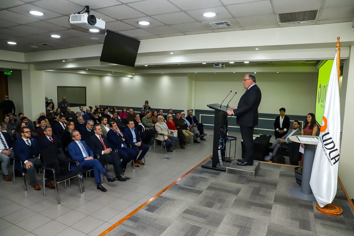 FAVAUDLA's tweet photo. UDLA fue sede de la premiación del Colegio de Ingenieros Agrónomos de Chile, encuentro que contó con la participación del ministro de Agricultura, subsecretario, autoridades UDLA y del gremio. Fueron reconocidos el estudiante UDLA Daniel Ruiz y el egresado Diego Palacios. https://t.co/JTsy0JEJIl
