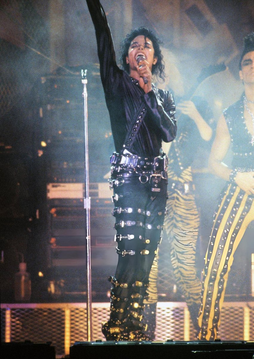 ladyinhislife_'s tweet photo. all black outfit bad tour michael save me https://t.co/pq21PjnGq7