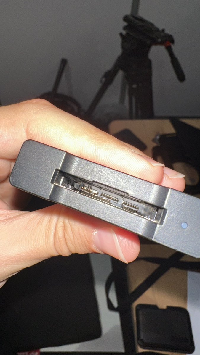 DasOschi's tweet photo. @Sony Our XQD card just destructed itself inside our reader.
And it’s the 240GB one, too….
During the BTO event 😐 https://t.co/UhNIjiEDVS