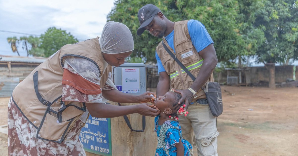 UNICEF_Benin's tweet photo. Avant chaque vaccination, les relais communautaires vérifient que l’enfant est en bonne santé.

À Alédjo-Maka #Bassila, Mardiatou utilise le bracelet tricolore pour dépister la malnutrition.

Bonne nouvelle pour Kouka, 4 ans est vert, elle reçoit sa 2ᵉ dose contre la polio. 💙 https://t.co/HnRnD7Elvr