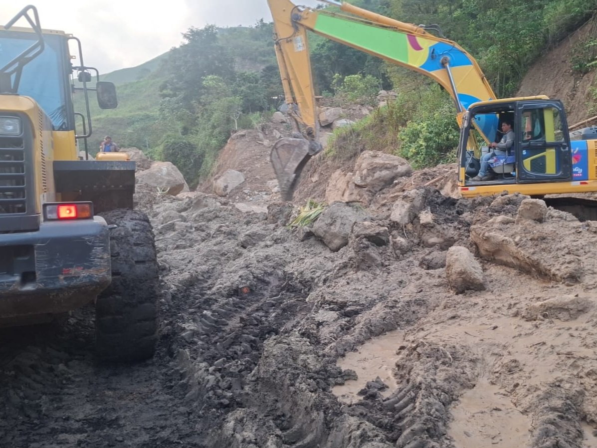 AzuayPrefectura's tweet photo. @tomebamba @radiocomplicefm @NuevoTiempoCue @tvrhdec @WRadioEc @radialvision @LaSuprema961 @elmercurioec 👷 Continuamos en la construcción de un muro de protección de aproximadamente 130 metros en esta carretera que conduce hacia la parroquia.

⚠️ La vía permanece cerrada en los sectores El Amarillo y Casa Blanca.

#JotaLloretPrefecto
#AzuayPrefectura https://t.co/oJMakpPQeZ