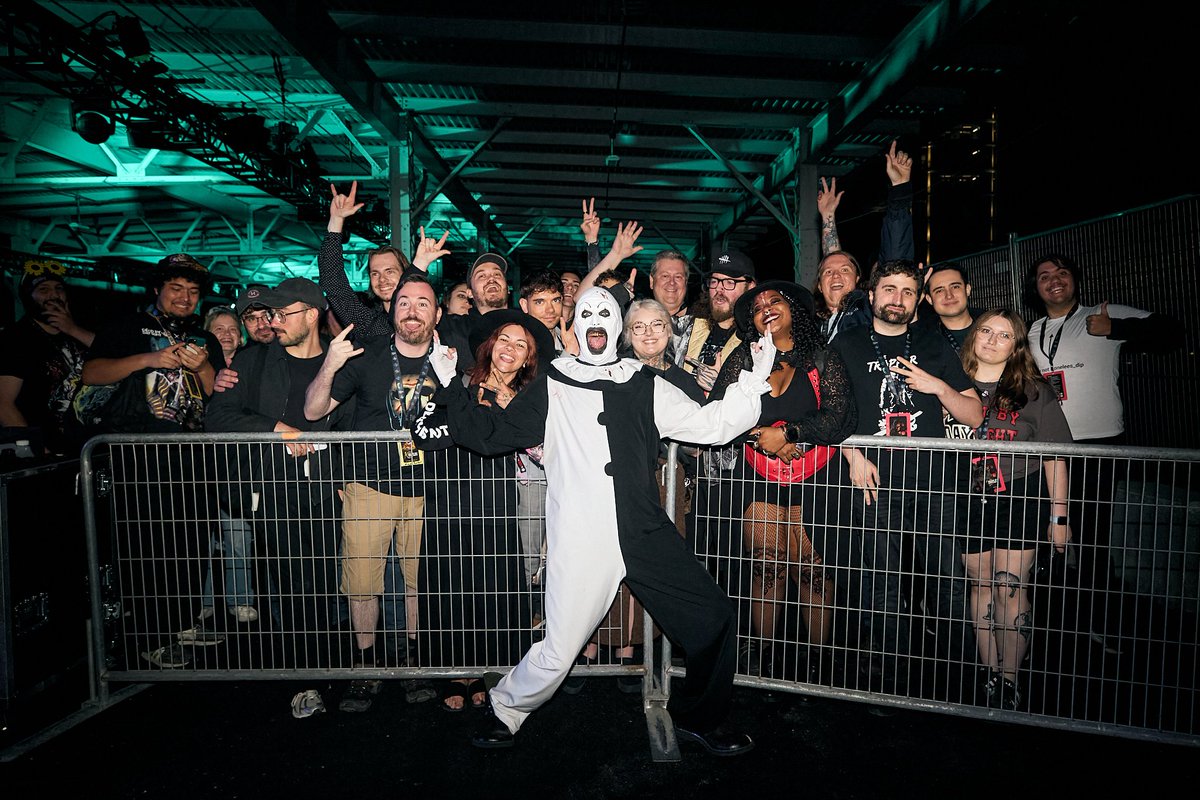 Behaviour's tweet photo. 10 ans d’horreur, et ce n’est que le début ! 🖤🎂

Plus de 3 000 fans se sont réunis à Montréal pour une célébration inoubliable, et avec l’arrivée de Jason nous avons atteint plus de 250 000 joueurs. 
Merci à notre communauté !
----
10 years of horror, and just getting started! 🖤🎂

3,000+ fans joined us in Montréal for an unforgettable celebration, and with Jason’s arrival we hit 250K+ players. Thank you to our community!