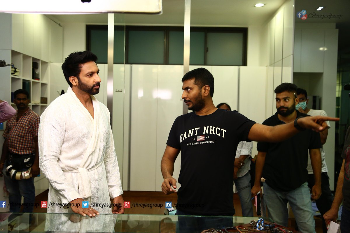 TrendsGopiChand's tweet photo. Few Working Stills from sets of #GouthamNanda 😍❤️‍🔥

#Gopichand #SampathNandi #Hansika 

Re Release on June 19th 😍
Book Your Tickets Now 🙌💥 https://t.co/Y3mypbnbqw