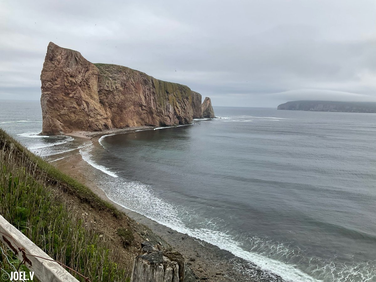 UnitedCanucks26's tweet photo. Travel recommendations: Percé Rock in Québec! It’s breathtakingly beautiful. 🤩 https://t.co/DzGdYIn4vI