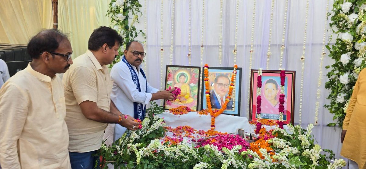 PalVishwnathbsp's tweet photo. 17-06-2026 को जनपद अयोध्या बहुजन समाज पार्टी  के सम्मानित जिला अध्यक्ष प्रिय श्री कृष्ण कुमार पासी जी के पूज्यनीय चाची जी के श्रद्धांजलि सभा में पहुंचकर उनकी प्रतिमा पर पुष्प अर्पित करके अपनी भावभीनी श्रद्धांजलि अर्पित किया।
#अयोध्या https://t.co/R5uz0I7Q8T