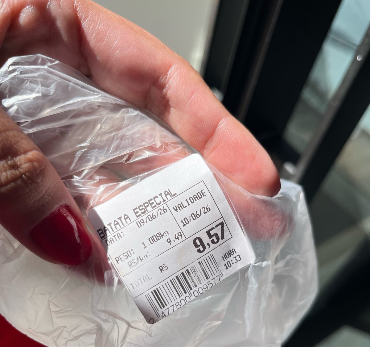 pamcosta21's tweet photo. O que a batata tem de tão especial pra custar quase R$ 10,00 janjas? 

Imagina uma mãe de família com filhos pra alimentar. Tá fácil não, viu?! https://t.co/JZW5scMRte