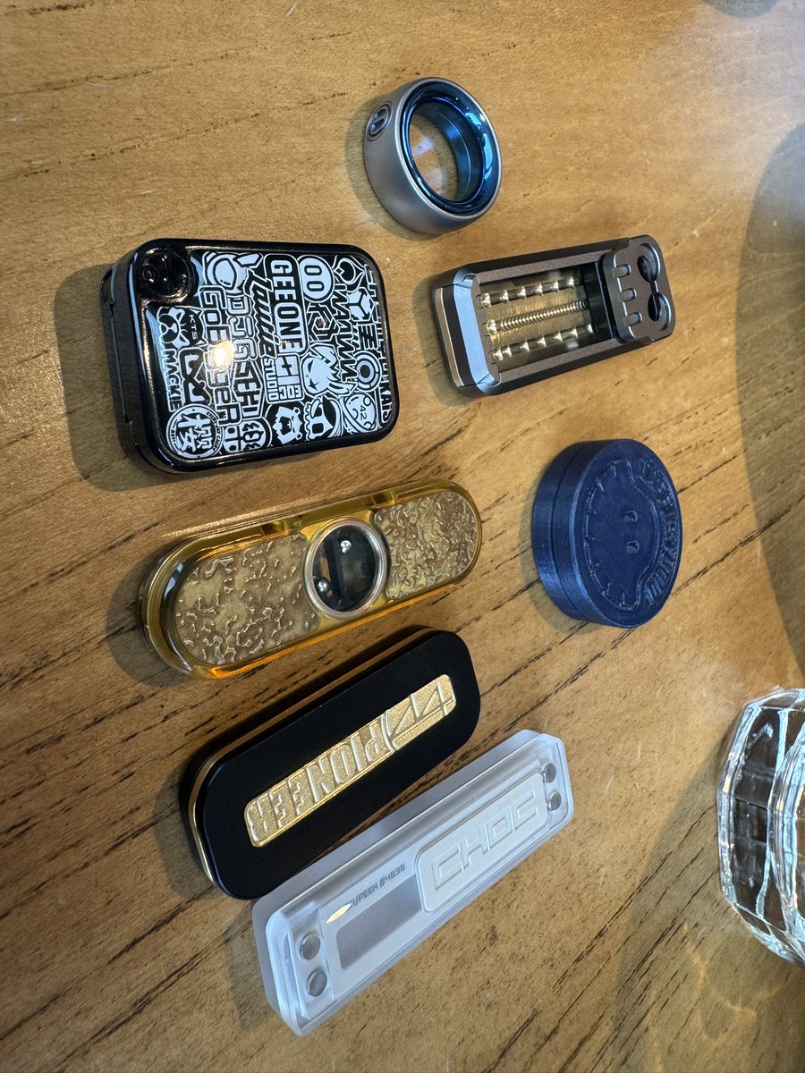 kukurer's tweet photo. 上海の元同僚が新鲜事として「edc解压玩具」（Every Day Carryの略）をくれた。ストレス解消のために音や感触を楽しむガジェットらしい。スピナー、スライド、キューブなど形は様々。
その同僚の隣の席の人は「仕事中本当に音がうるさいからヘッドホンしてる」と言ってて久しぶりに中国を感じました https://t.co/kS5NueiLuL