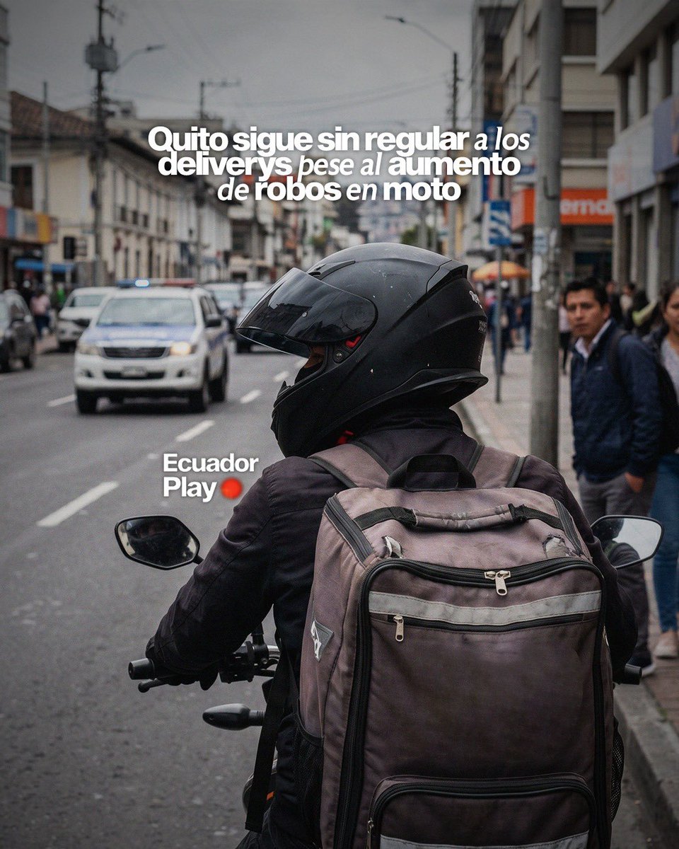EcuadorPlay's tweet photo. 🚨 Mientras continúan los robos cometidos por delincuentes que se movilizan en motocicletas, la ordenanza para regular a los repartidores por aplicaciones sigue sin avanzar en el Concejo Metropolitano de Quito. La normativa, debatida por primera vez en 2024, busca crear un registro de conductores e implementar mecanismos de identificación para fortalecer la seguridad.

🏍️ Vecinos y dirigentes barriales aseguran que delincuentes utilizan mochilas térmicas y motocicletas similares a las de los deliverys para pasar desapercibidos y cometer asaltos. Ante esta situación, ciudadanos y concejales han cuestionado la demora en el tratamiento de la ordenanza y piden que el tema sea priorizado en la agenda municipal.
