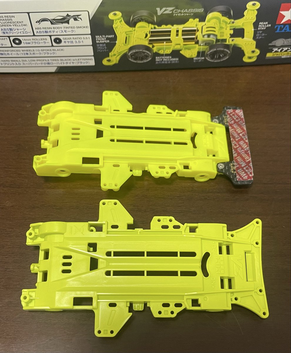 hayoshido's tweet photo. 昔の仕事仲間がミニ四駆やっていた話に影響され、久々にJC限定モデルを購入しました。2020と同じシャーシと思いきや、透明度は無くグリーン味があります（2枚目下） https://t.co/u7mlrSgnWc