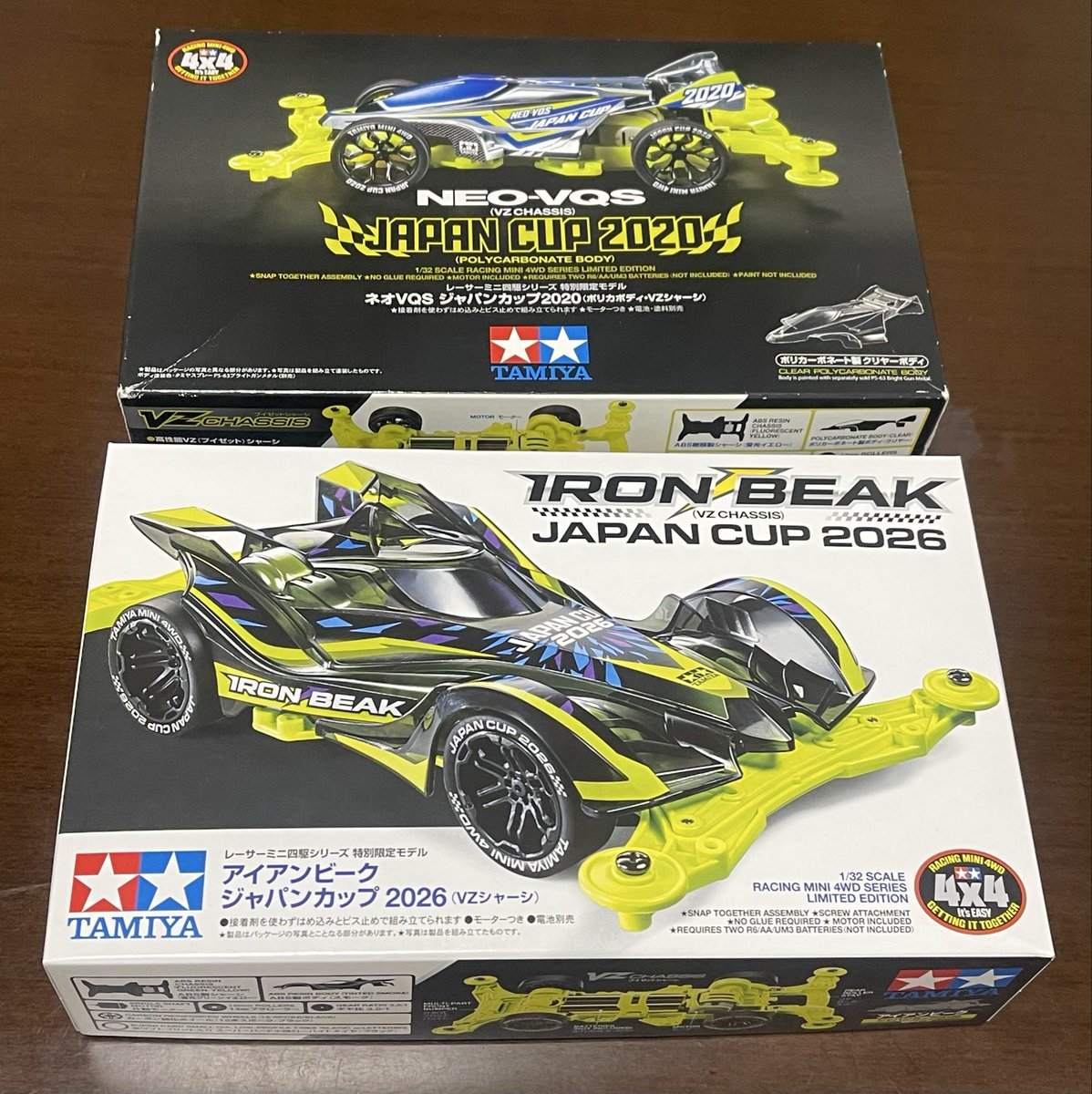 hayoshido's tweet photo. 昔の仕事仲間がミニ四駆やっていた話に影響され、久々にJC限定モデルを購入しました。2020と同じシャーシと思いきや、透明度は無くグリーン味があります（2枚目下） https://t.co/u7mlrSgnWc