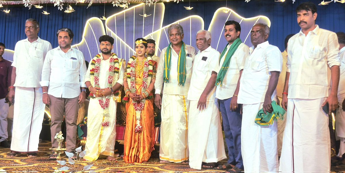 Paribalan5's tweet photo. வேதாரண்யம் தாலுக்கா, பஞ்சநதிக்குளம் மேற்கு அரிமா சங்க மாவட்ட தலைவர் ஆசிரியர் ப.பார்த்தசாரதி அவர்கள் மகளுக்கும்,
ஆயக்காரன்புலம் 3, சவுக்கு முகவர் கா. சுந்தரவடிவேல் அவர்கள் மகனுக்கும் நடந்த திருமண விழாவில் கலந்து கொண்டு  வாழ்த்தி மகிழ்ந்தோம்.

மணமக்கள் :
பா. மேகா_சு. வெற்றிவேல் https://t.co/o8KLVeKbaN