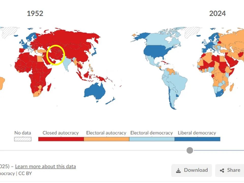 augustodefranco's tweet photo. 🧐

O IRÃ TEM MUITA HISTÓRIA

Tem sim, mas vamos ver que história?

Não se sabe com certeza, mas entre 1500 e 800 a.C. diz-se que houve a chegada dos povos iranianos propriamente ditos (ramo dos indo-europeus) ao planalto iraniano (medos, persas, partas etc. a partir de 800 a.C.), provenientes da estepe pôntico-cáspia (cultura Yamnaya e afins) formada aproximadamente entre 4000 e 3000 a.C. A investigação sobre isso é importante porque poderá revelar, pelo menos em parte, as raízes ancestrais da tirania.

Depois tivemos as dinastias antigas: Aquemênidas (550-330 a.C.), Partos-Arsácidas (247 a.C. - 224 d.C.) e Sassânidas (224-651 d.C.) e depois, com a conquista árabe-islâmica em 651 d.C., desintegração até c. 1500. Depois da islamização (em 651 d.C.) o Irã ficou séculos fragmentado sob domínio de califados e dinastias locais. Imaginem. Quase um milênio de não-país.

A fundação do Irã moderno como Estado xiita ocorreu a partir de 1501. Aí tivemos a dinastia Safávida (1501-1736). Depois a dinastia Afshárida (1736-1796). Em seguida a dinastia Zand (1751-1794). E aí veio a dinastia Qajar (1796-1925). Por fim a dinastia Pahlavi (1925-1979), começando com Reza Shah Pahlavi e terminando com Mohammad Reza Shah Pahlavi, deposto em 1979 pela revolução islâmica que colocou no poder supremo os aiatolás teocráticos Ruhollah Khomeini e Ali Khamenei e seu filho (se estiver vivo).

Há uma narrativa ideológica dizendo que o Irã foi democrático durante o período de governo de Mossadegh. Mas basta consultar os mapas retrospectivos do V-Dem em Our World in Data para ver que o regime iraniano, independentemente desse governo, era uma autocracia. Mossadegh se considerava socialista, nacionalista e era fortemente estatista.

O governo de Mohammad Mossadegh ocorreu entre 1951 e 1953. Vejam o mapa Regimes of the World (V-Dem) do ano de 1952 mostrando que nesse ano, em pleno governo Mossadegh, o Irã era uma autocracia fechada e não uma democracia, nem liberal, nem apenas eleitoral.

Tudo isso foi e é autocracia. Nunca houve democracia no Irã. Ah!... mas o Irã tem muita história. Tem sim. História intimamente ligada à geração e difusão das matrizes míticas, sacerdotais, hierárquicas e autocráticas da civilização patriarcal. O Irã teocrático, assim como o Afeganistão talibã, são - no que tange às suas elites dirigentes e seus organismos malignos, como o Pásdárán (Corpo da Guarda da Revolução Islâmica) e as associações de clérigos combatentes - repositórios de remanescências (germoplasmas) patriarcais em estado (quase) puro.