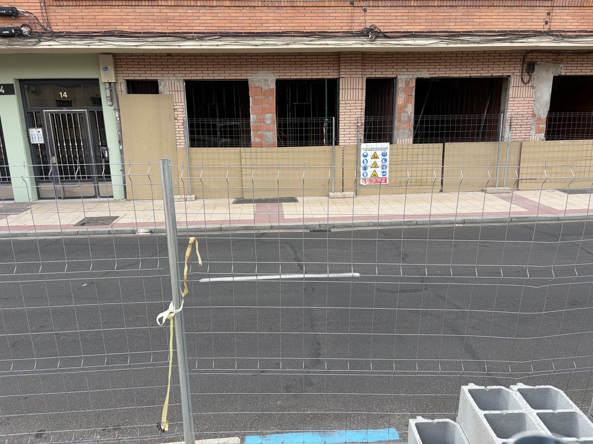 yustin's tweet photo. No todo bajo debería convertirse en vivienda.

Una casa necesita luz natural y ventilación. Y esto es tremendo... 

La solución al problema habitacional no puede ser meter gente en espacios oscuros y llamarlo “piso”

📍 Camino Esperanza, pegando a avenida Irún https://t.co/bSGwzzIFv9