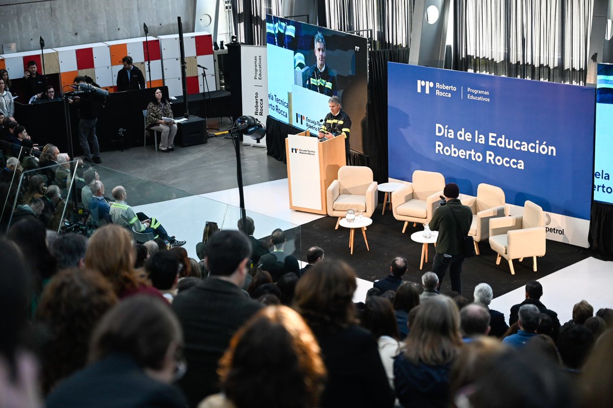 GrupoTechint's tweet photo. Invertir en educación es invertir en el futuro de las comunidades. Así lo expresó Andrea Previtali, Presidente de Tenaris Cono Sur, al abrir la jornada.

"La Escuela Técnica Roberto Rocca nació en Argentina y luego se convirtió en un modelo que se replicó en otros países. Hoy, la red de escuelas también está presente en México y Brasil, formando en conjunto a más de 1.000 estudiantes y contribuyendo al desarrollo de talento local."

“El contexto de Argentina está cambiando, nos exige ser cada vez más competitivos, y eso implica seguir fortaleciendo el profesionalismo y las competencias de nuestra gente. Tenemos la certeza de que la educación es un pilar fundamental para el crecimiento, tanto de nuestra industria como de la comunidad."

#DíaDeLaEducaciónRobertoRocca