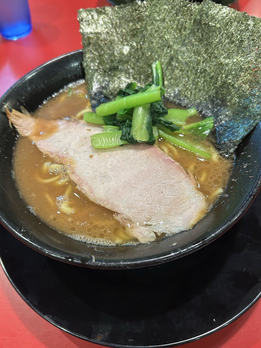 maxyanase4008's tweet photo. 一昨日の遅番終わりそのまま朝まで飲み行って、夜にまた集まってラーメン食べて、今日また遅番で会うのさすがに濃い。

#宇都宮 #パチンコ #パチスロ #屋台村 #家系 #たつ家 #姉の家系デビューは #今年だったから #人生 #２回目の家系 #塩分過多すぎて #むくみエグい https://t.co/5NCQKBLAbS