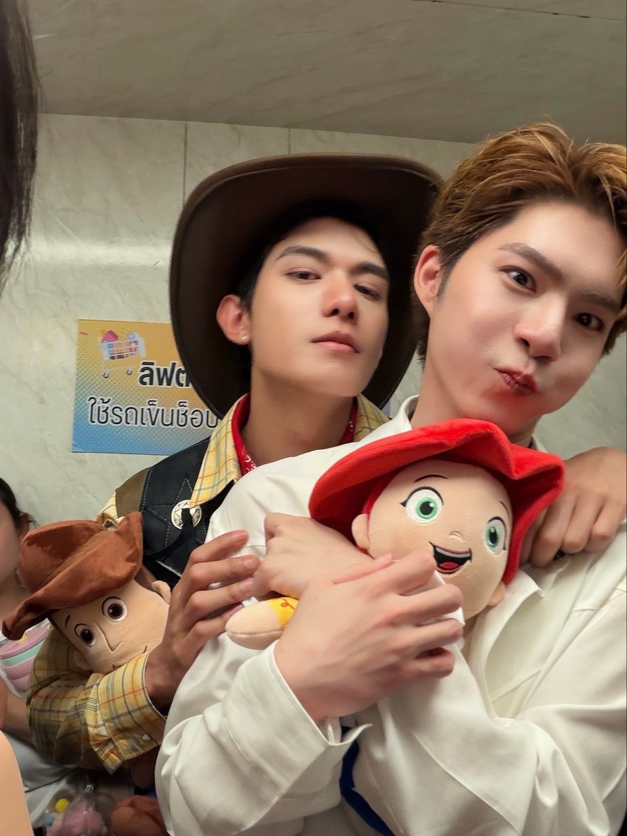 kerdomundi's tweet photo. ตอนถ่ายเสร็จจูบอกนี่แหละครับ “เน็ตเจเจ” 😎😂
#ToyStory5TH https://t.co/7TRZGd7Vhk