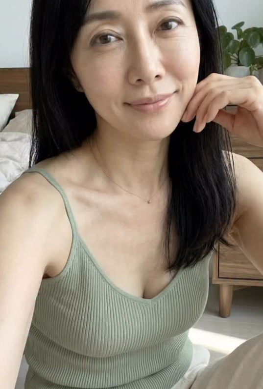 corvusbond's tweet photo. ４0歳バツイチですが…  
  まだ間に合いますか？？
    離婚してから仕事ばかりしていたらこんな年齢になってしまいました
DMをください https://t.co/w12bu5wWg9