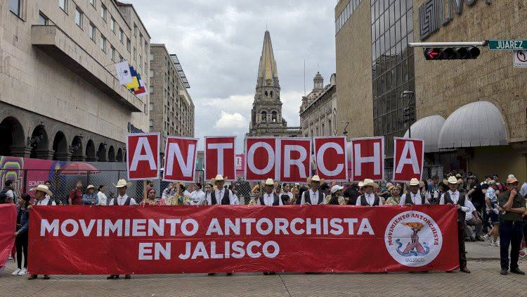 HomeroAE's tweet photo. Entre consignas y danzas, antorchistas exigen resultados en Jalisco https://t.co/tT1TqeqvnL https://t.co/AGEyrBDsMg