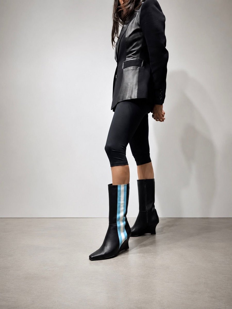 lacurvadelamod's tweet photo. Fan de estas botas Jessica Kessel que se llaman BOTABIEN (jeje), solo hizo 11 pares; un diseño de colección que evidencia que la tendencia de la meta-argentinidad (nombrada por Gaba Najmanovich) sigue en alza 🇦🇷 https://t.co/BUBhBzVIWX