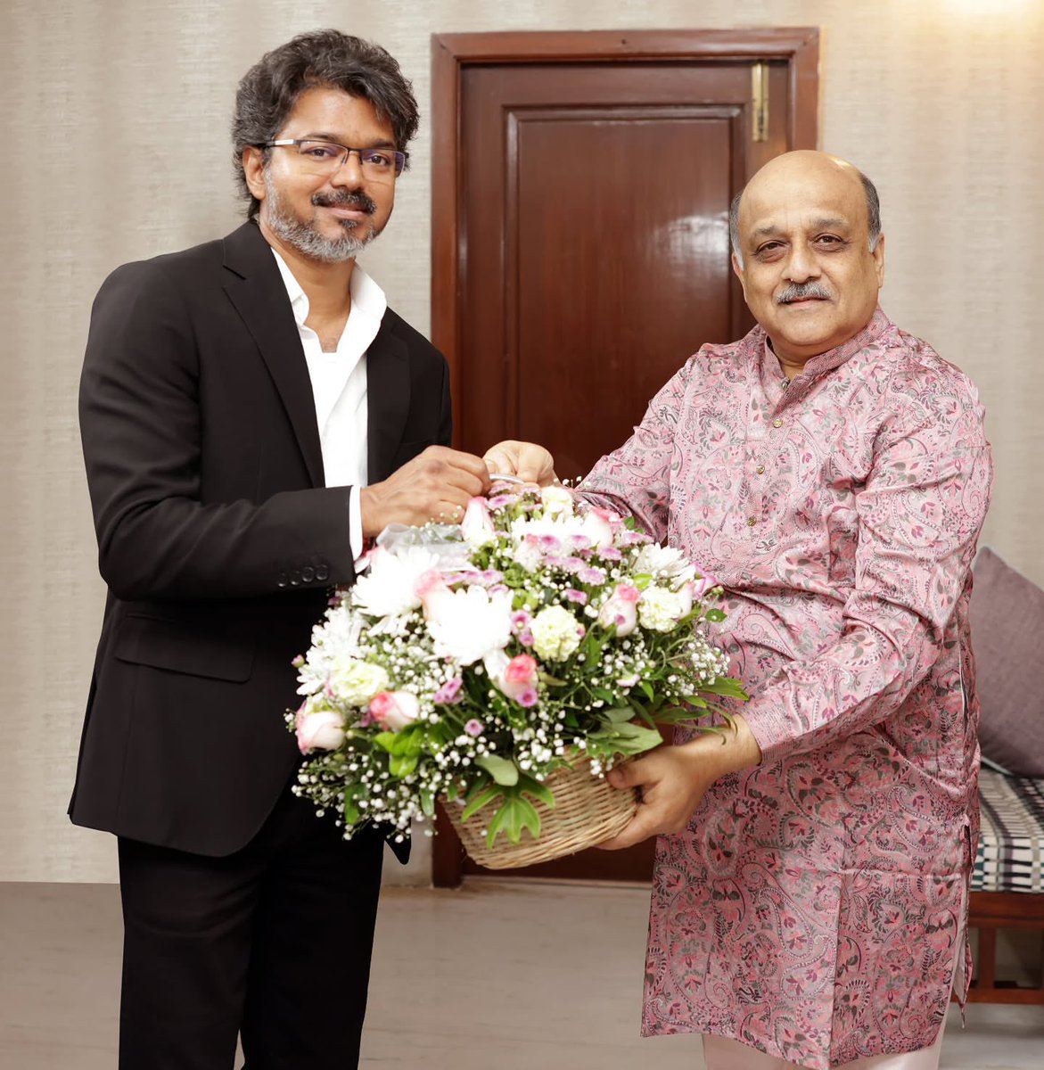 VijayFansTrends's tweet photo. Tamil Nadu Chief Minister Joseph Vijay today paid a courtesy visit to Chief Justice of the Madras High Court, Justice Sushrut Arvind Dharmadhikari, at his residence and held discussions with him. https://t.co/6e3PimmHfJ