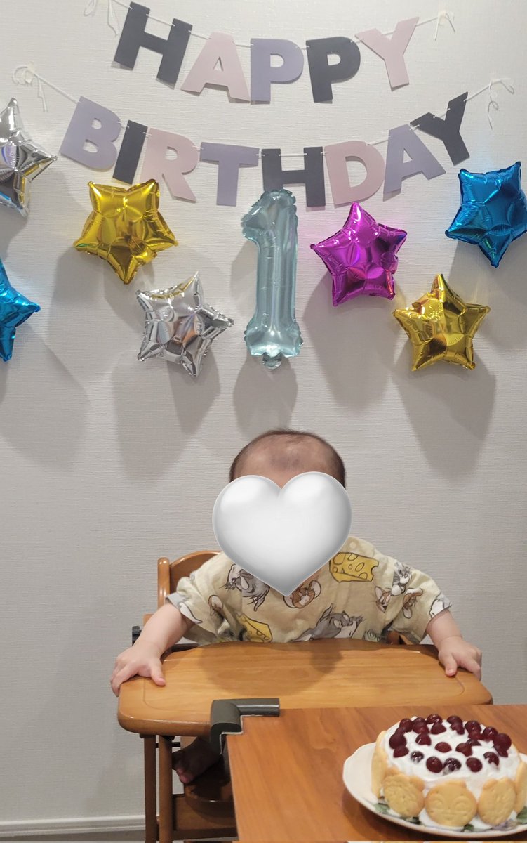 ponco_28's tweet photo. そういえば今月頭に三男1歳になりました🎂ピジョンのケーキのやつめっちゃ食べてた😂😂（デコレーションは兄作）お兄ちゃんたちからはお菓子のプレゼントで、わたしは靴とおもちゃ🎁元気にすくすく大きくな〜れっ👣 https://t.co/tXKSxqRYQz